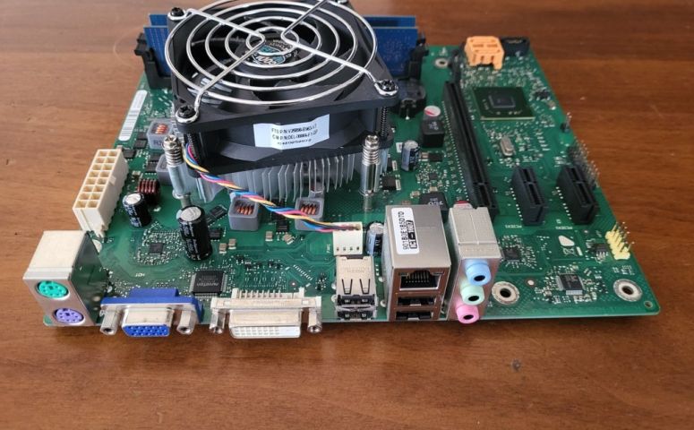 Scheda madre desktop micro-ATX con dissipatore CPU (porte VGA, DVI, LAN, audio)