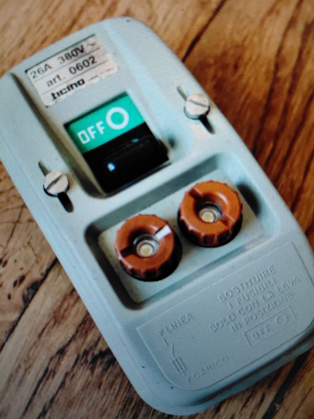 Adattatore da parete 230V con interruttore e morsetti banana (vintage)