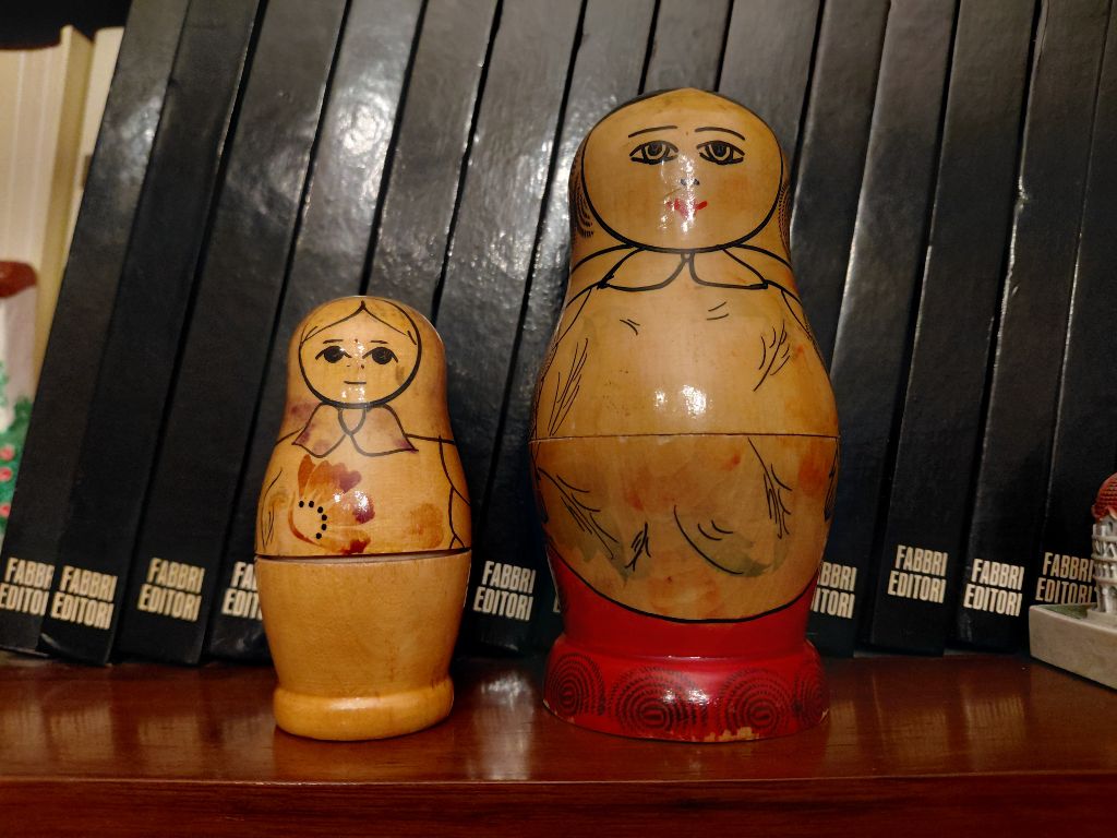 Set di 2 Matrioske russe in legno dipinte a mano - vintage