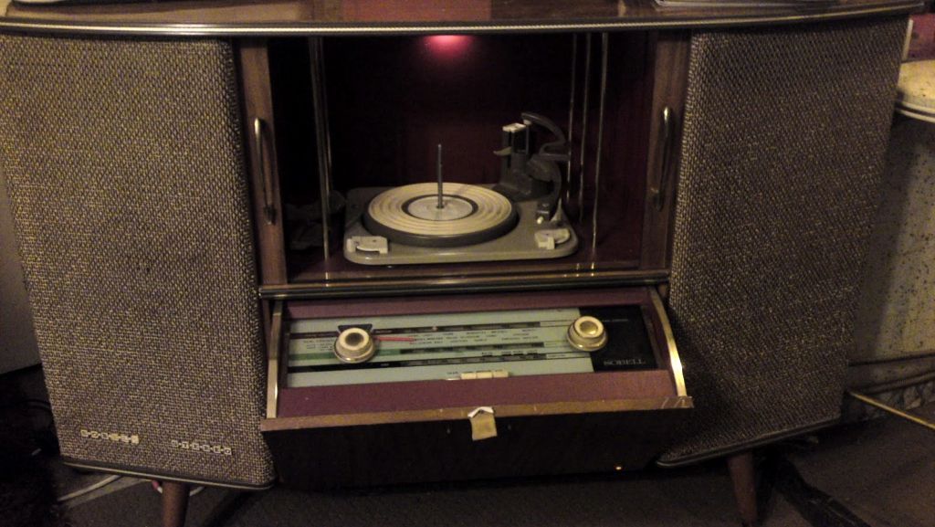 Mobile radiofonografo d'epoca con giradischi e radio (console anni '50/'60)